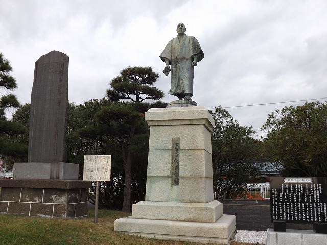 【軍司丸】港内にある三代芳松氏の銅像