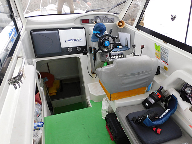 【まさまる】キャビン内(操舵室)