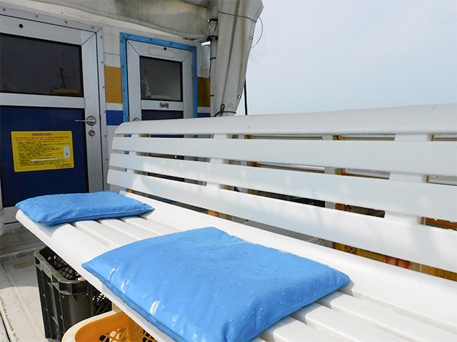 【釣り船まるかつ】ベンチ