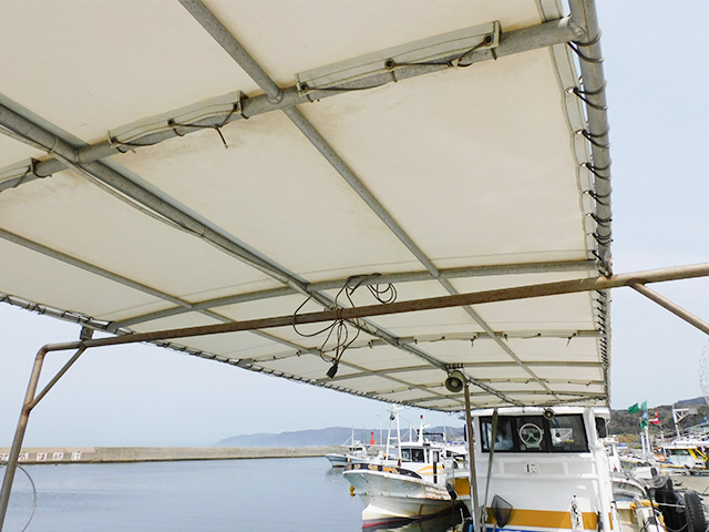 【釣り船まるかつ】屋根付き